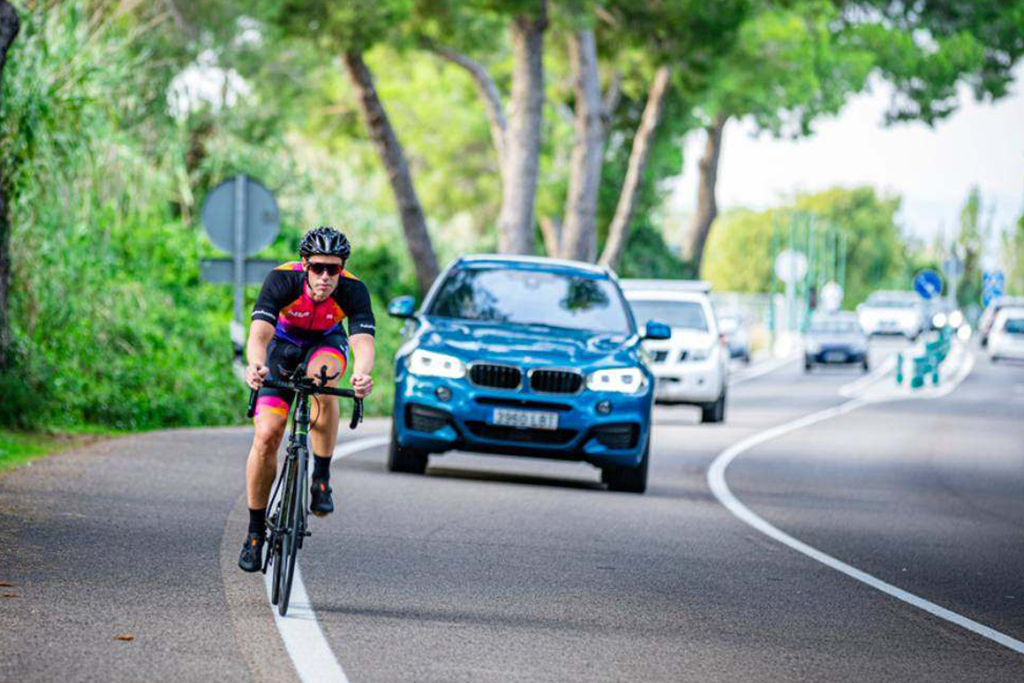Adelantamiento a ciclistas en carreteras con línea contínua. ¿se puede?
